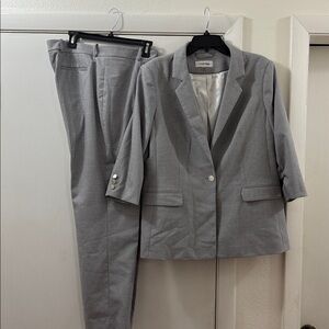 Calvin Klein Elegant Light Gray 3/4 Sleeve Suit Set